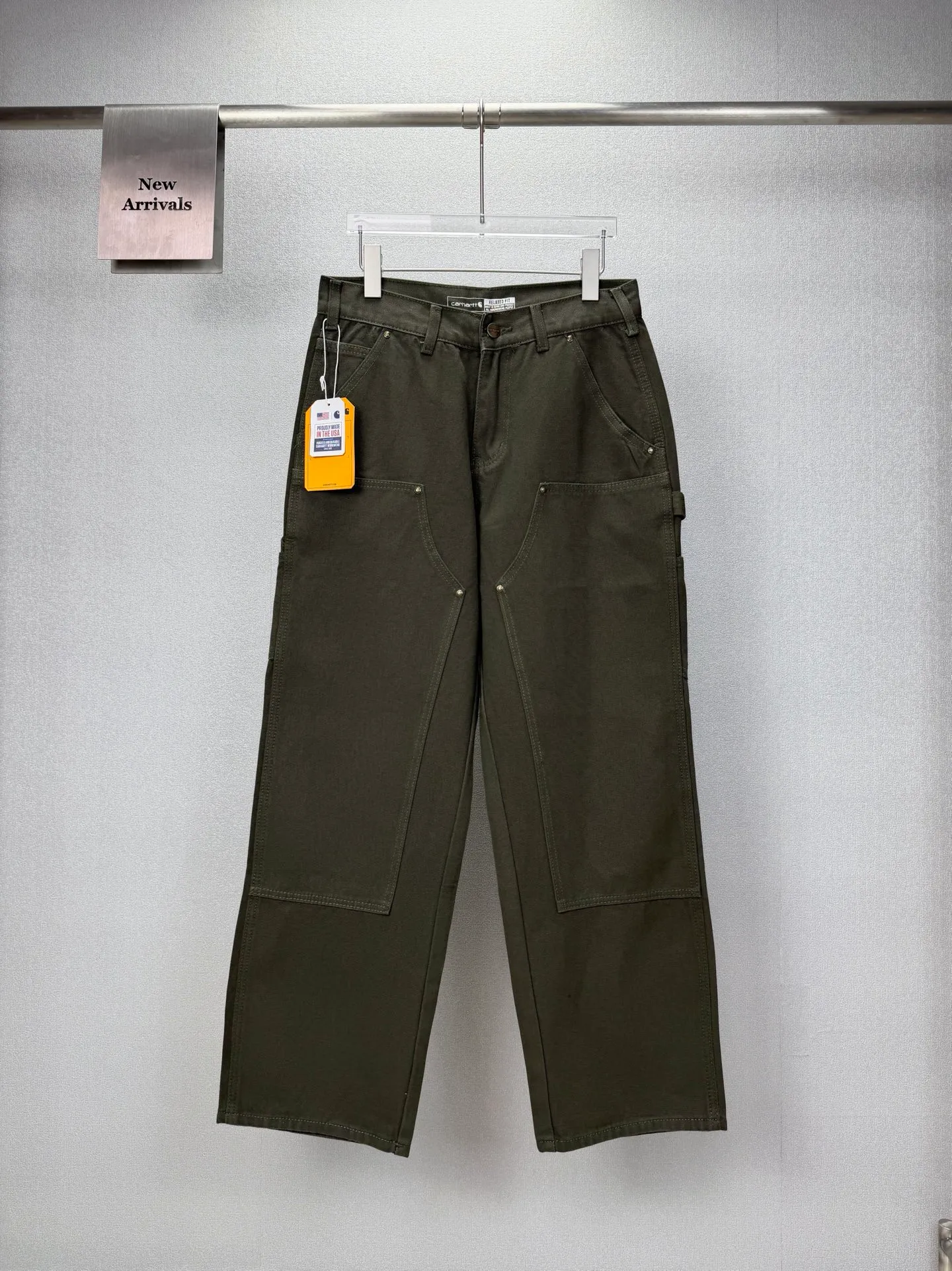 Carhartt 2026 New Arrival Military Green Workwear Logging Couple Loose Jeans High Version High Version Top Ceiling Quality Styles with different wash textures, very friendly to people with thin legs and thick legs. The straight version is very flattering to the leg shape. Moderate length that never goes out of style, easy to match with casual, basic styling for various styles, a must-have in the wardrobe! The fabric is stiff but also makes the upper body soft without losing texture. The washing process is even more perfect. It is a must-have item for everyone! ! ! Washed wheat, hang tag, pants label, three labels complete Color: Green Size: 28, 30, 32, 34, 36 (five sizes)